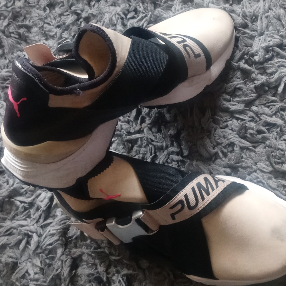PUMAS STRAPPED